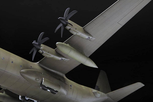 ZVEZDA 1/72 イギリス空軍 C-130J-30 軍用輸送機 [箱イタミ]